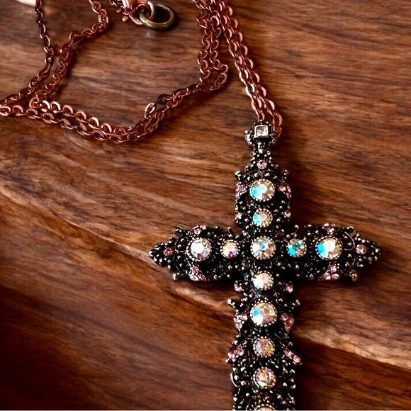 Cross pendant pink and clear rhinestones in a warm rose stainless steel setting - Picture 6 of 15